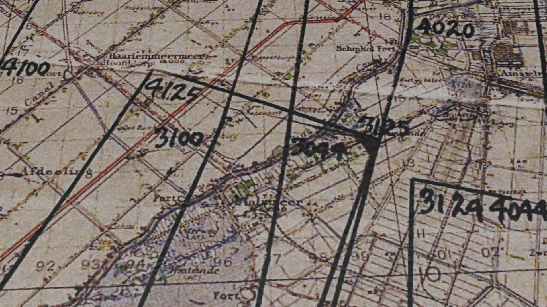 Luftbildrecherche auf einer alten Karten mit verschiedenen handgeschriebenen Markierungen darauf