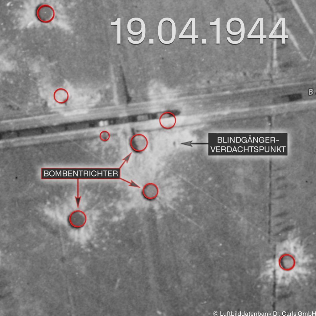 Multitemporale Auswertung eines Luftbildes von 1944. Mit roten Kreisen versehen sind die Bombentrichter. Ein weiterer Pfeil zeigt auf einen Blindgängerverdachtspunkt.