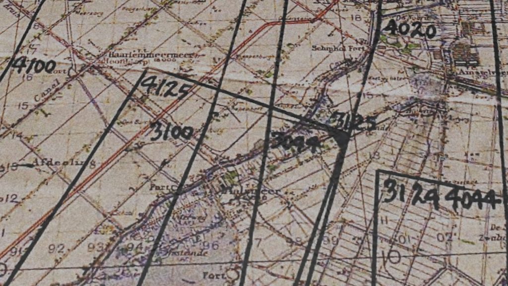 Luftbildrecherche auf einer alten Karten mit verschiedenen handgeschriebenen Markierungen darauf